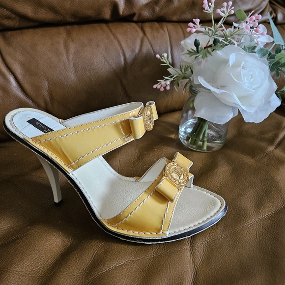 Women's Louis Vuitton Yellow Leather Metallic Gold High-End Sandals Size 6 US - Picture 4 of 16
